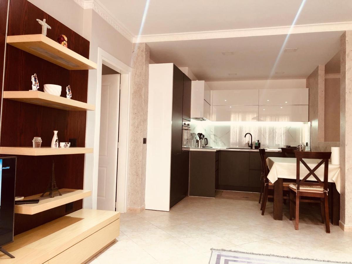 Laureta Central Apartment Tirana Bagian luar foto